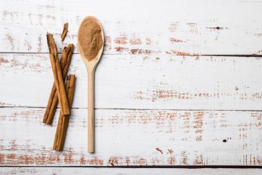 Tahta kepçeyle tarçın ve sopa.