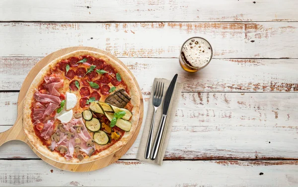 Pizzanın Ahşap Kesim Tahtalarının Üstünde Çatal Bıçak Birayla Üst Görüntüsü — Stok fotoğraf
