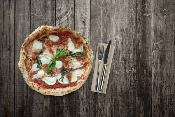 Tahta Masadaki Çatal Bıçaklı Pizzanın Üst Görüntüsü — Stok fotoğraf