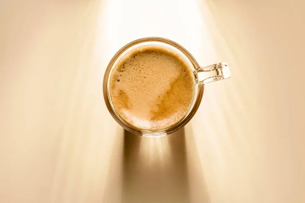 Kávový Šálek Smetanovou Kávou Horní Pohled Pozadí Slunečním Světlem — Stock fotografie