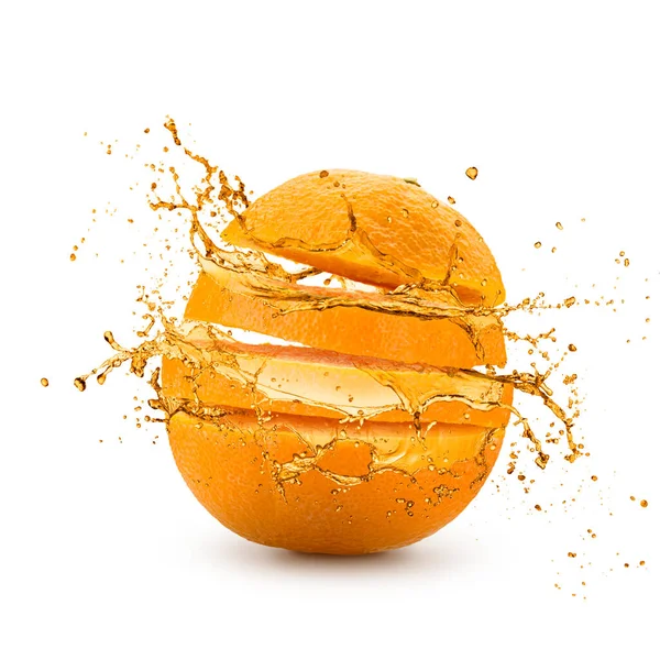 Orangenfrucht Scheiben Geschnitten Mit Spritzsaft Auf Weißem Hintergrund — Stockfoto