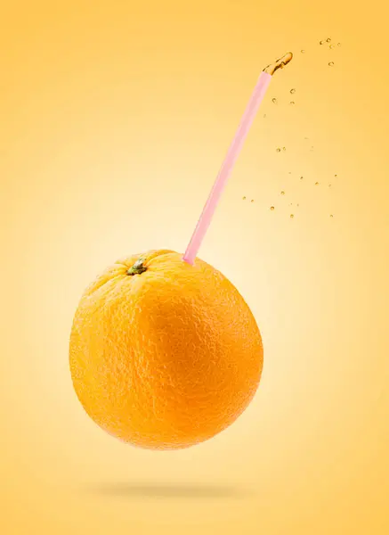 Orangene Früchte Mit Trinkstaw Auf Farbigem Hintergrund — Stockfoto
