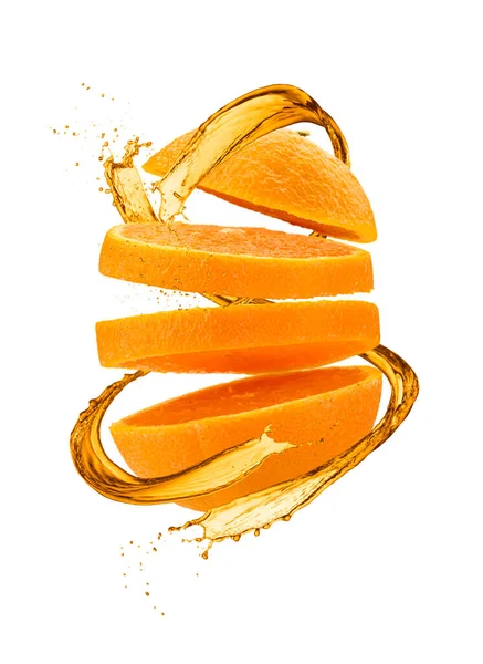 Orangenfrüchte Scheiben Geschnitten Mit Spritzsaft Isoliert Auf Weißem Hintergrund — Stockfoto