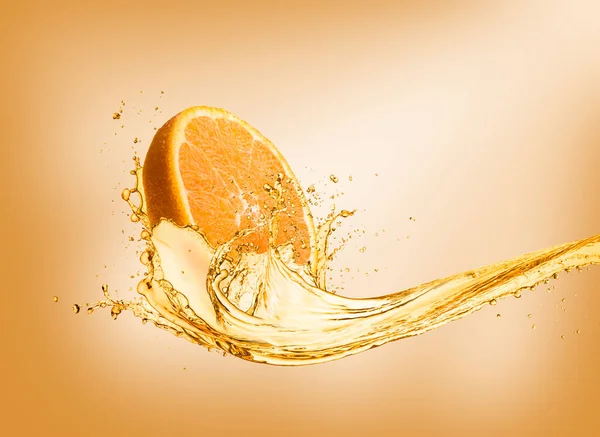 Spritzender Orangensaft Mit Orangenscheibe Auf Farbigem Hintergrund — Stockfoto