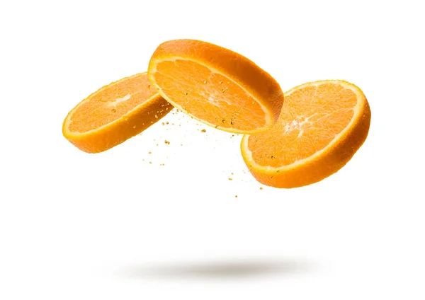 Rebanadas Fruta Naranja Volando Goteando Sobre Fondo Blanco — Foto de Stock