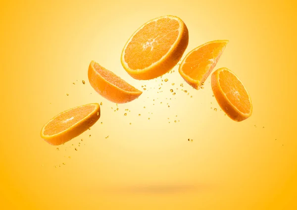 Pomarańczowe Plastry Owoców Latające Kapiące Kolorowe Tło — Zdjęcie stockowe