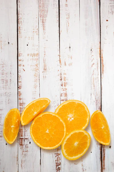 Bovenaanzicht Sinaasappelschijfjes Houten Tafel — Stockfoto