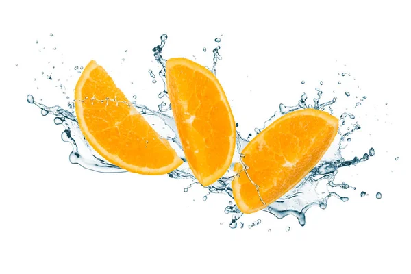 Orangenfrüchte Scheiben Geschnitten Mit Spritzwasser Isoliert Auf Weißem Hintergrund — Stockfoto
