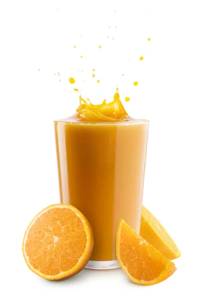 Glas Orangensaft Mit Orangenscheiben Und Spritzer Auf Weißem Hintergrund — Stockfoto