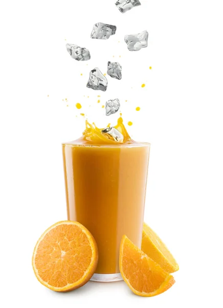 Glas Orangensaft Mit Spritzendem Eiswürfel Auf Weißem Hintergrund — Stockfoto