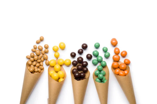 Vários Sabores Pralinas Chocolate Cones Papel Fundo Branco — Fotografia de Stock
