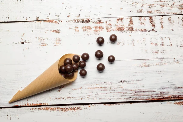 Tahta Masadaki Kağıt Külahta Çikolatalı Pralinler — Stok fotoğraf