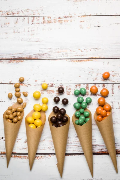 Vários Sabores Pralines Chocolate Cones Papel Mesa Madeira — Fotografia de Stock