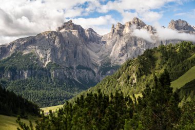 İtalyan dolomit dağlarının yaz manzarası.