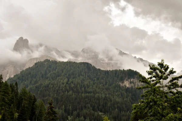 夏のイタリアのドロマイト山脈の風景 — ストック写真
