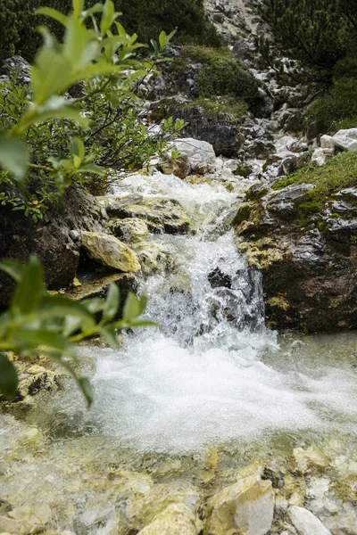 Pequena Cachoeira Água Pura Nas Montanhas Dolomitas — Fotografia de Stock