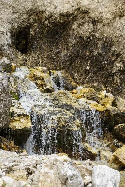 Pequena Cachoeira Água Pura Nas Montanhas Dolomitas — Fotografia de Stock