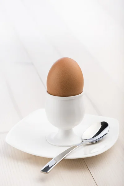 ゆで卵立ての上に卵します。 — ストック写真