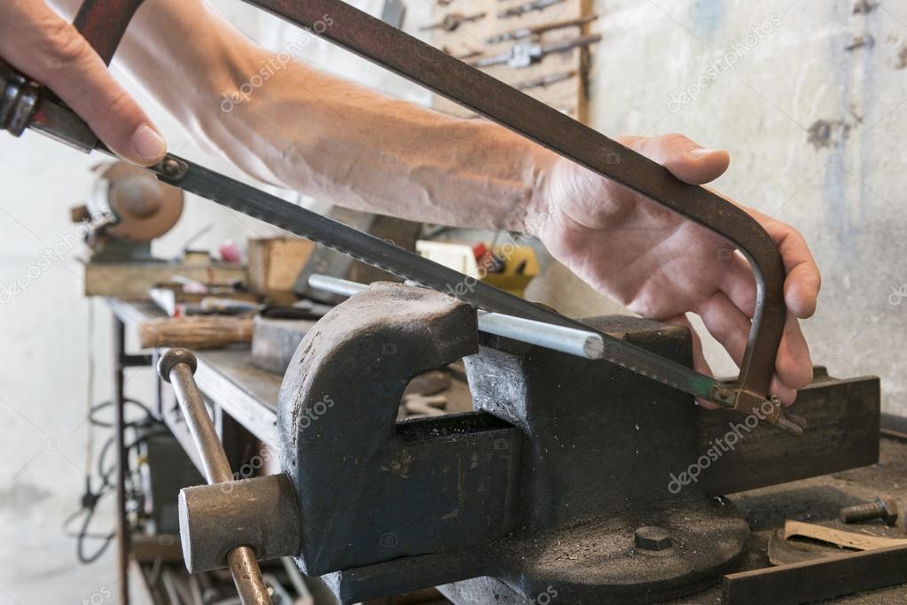 Ручная слесарная ножовка. Технология выполнения резки металла ручной ножовкой. Bahco 3417. Ручной режущий слесарные инструменты. Пиление ножовкой по металлу.