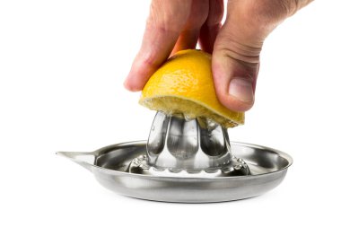 Beyaz arka planda izole edilmiş sıkılmış taze limonlu paslanmaz çelik narenciye sıkacağı..