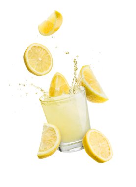 Limon dilimleri dökülmüş bir bardak limonata, beyaz arka planda izole edilmiş..