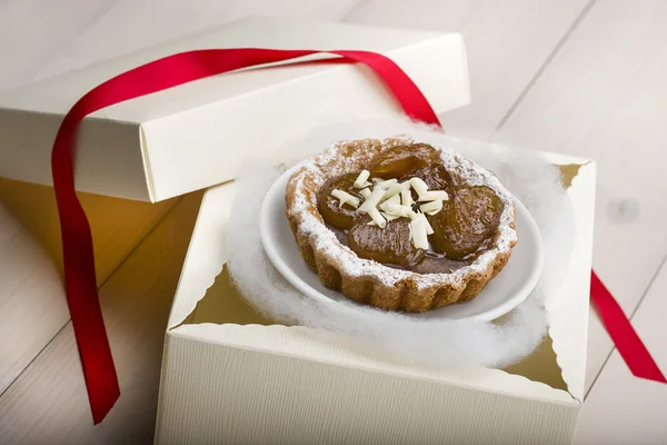 Bolo com castanhas e chocolate branco — Fotografia de Stock