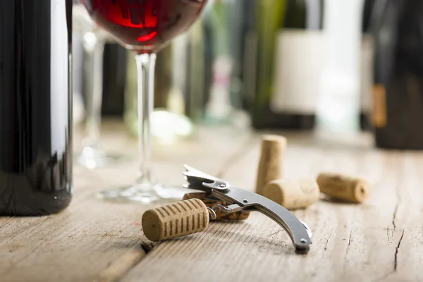 Sacacorchos y vino tinto — Foto de Stock
