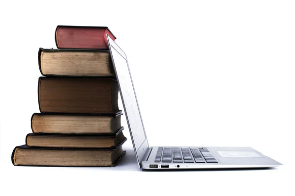 Oude boeken stapel en Laptop — Stockfoto