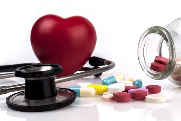 Corazón rojo y pastillas — Foto de Stock