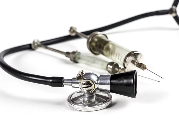 Svart stetoskop och spruta — Stockfoto