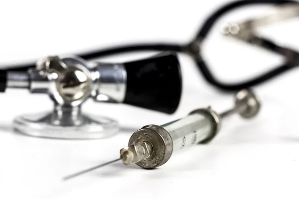聴診器とガラス製注射器 — ストック写真
