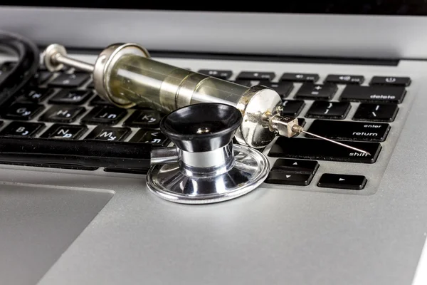 Glazen injectiespuit op Laptop — Stockfoto