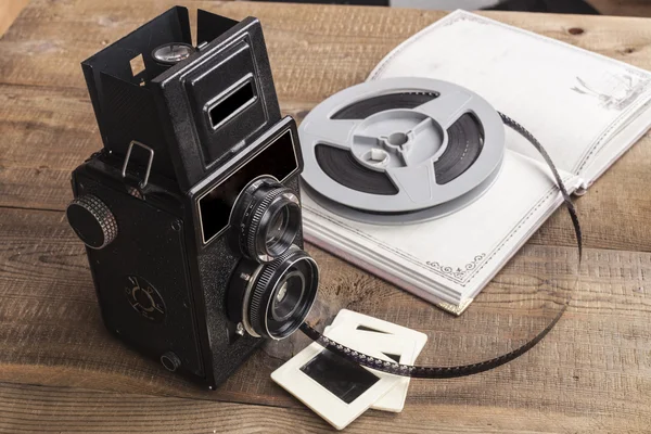 Старая камера и ноутбук — стоковое фото