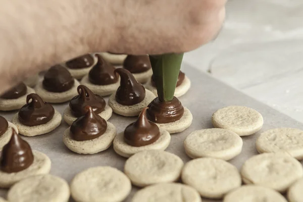 Schokoladenkuchen backen — Stockfoto