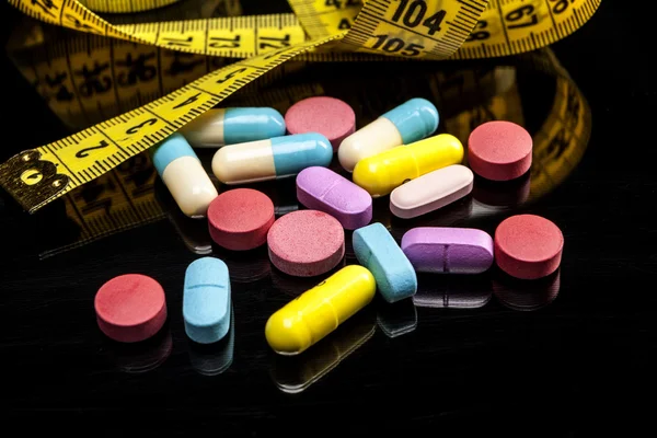 Принимая красочные таблетки — стоковое фото