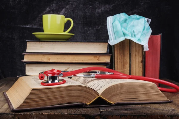 Rohkaffee auf Büchern — Stockfoto