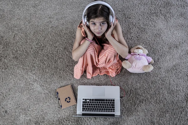 Gadis di laptop — Stok Foto