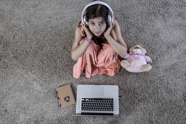 Dívka na laptop — Stock fotografie