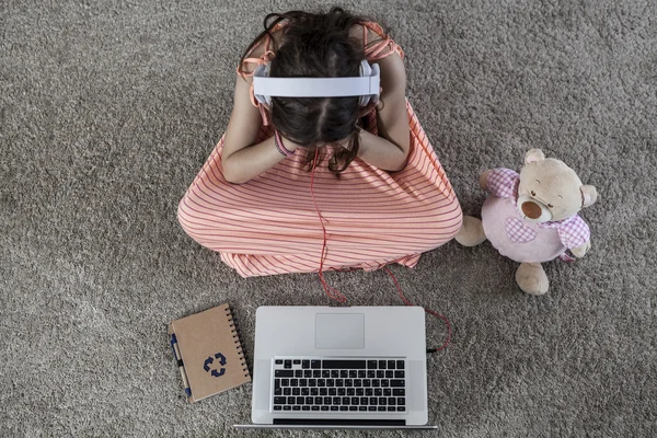 Kijken naar mijn Laptop — Stockfoto