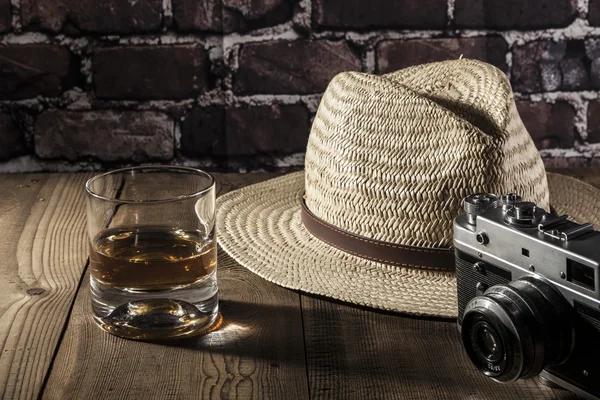 Chapéu e câmera — Fotografia de Stock