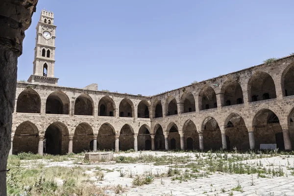 Paredes velhas e torre — Fotografia de Stock