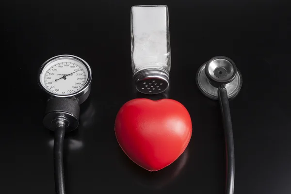 Cuore rosso su nero — Foto Stock