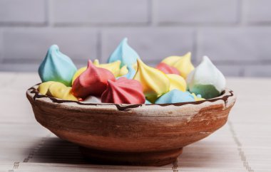 Gökkuşağı plaka üzerinde