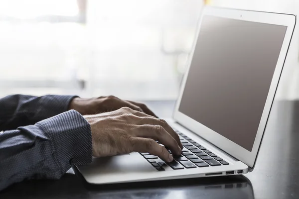 Hände am Laptop — Stockfoto