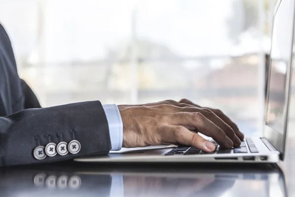 Hände am Laptop — Stockfoto