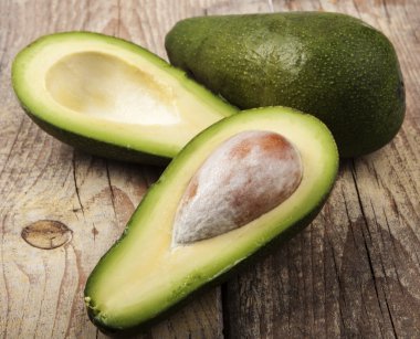 Ahşap üzerine avokado