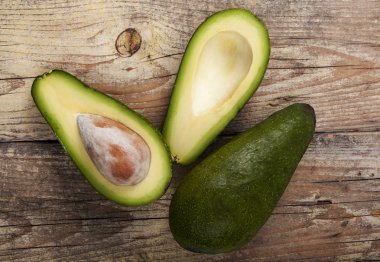 Ahşap üzerine yeşil avokado