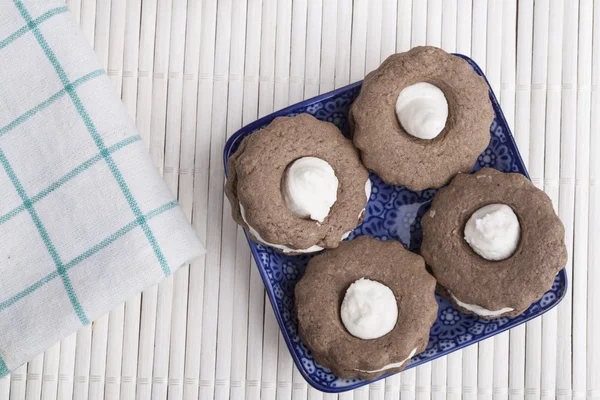 Cookies på vitt trä — Stockfoto