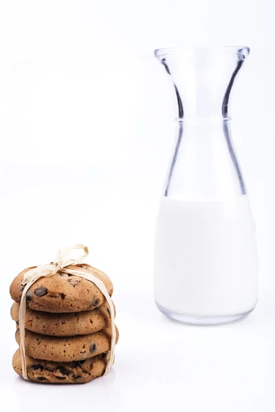 Hög med kakor och mjölk — Stockfoto