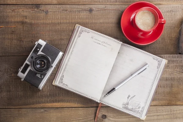 Caderno Câmera e café — Fotografia de Stock